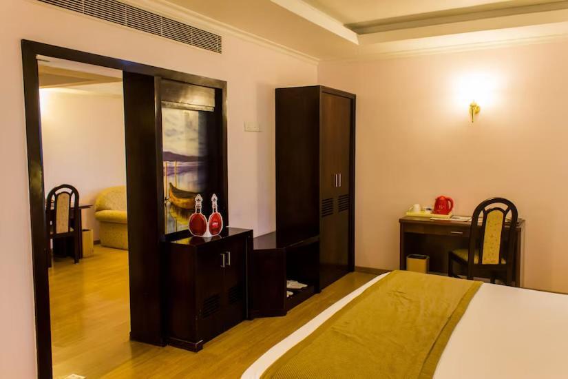 קולאם The Quilon Beach Hotel And Convention Center מראה חיצוני תמונה